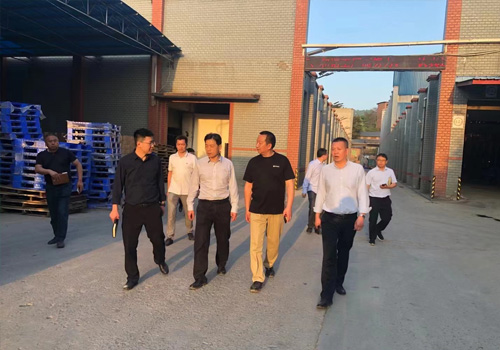 榮昌區(qū)區(qū)委常委、組織部部長、高新區(qū)管委會黨工委書記李皓率區(qū)經(jīng)信委等部門負責人到我司調(diào)研視察工作。
